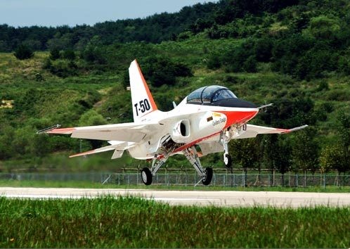 T-50 là máy bay thế hệ thứ tư của Hàn Quốc. T-50 có tính năng rất tuyệt vời. Máy bay này áp dụng công nghệ ổn định có thể nâng cao khả năng cơ động, hệ thống kiểm soát số hóa có thể điều khiển bay chính xác, thiết bị cảm biến tấn công tự chủ tiên tiến có thể đồng thời tập trung vào nhiều mục tiêu…